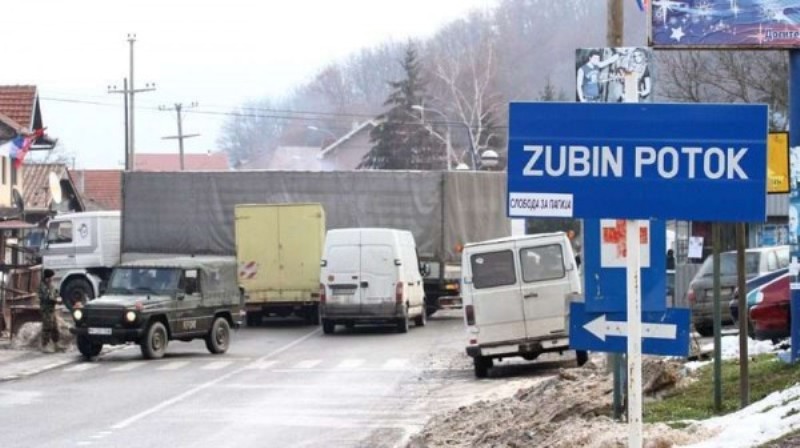 Serbët djegin Qendrën e Regjistrimit në Zubin Potok, hedhin granata dore edhe në Zveçan
