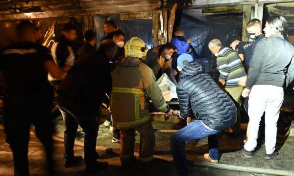 Flet dëshmitarja në spitalin e djegur në Tetovë: Zjarri filloi nga priza e rrymës