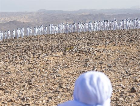Qindra njerëz pozojnë nudo pranë Detit të Vdekur me një qëllim të veçantë