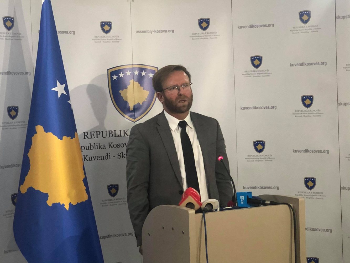 Shefi i BE-së në Kosovë viziton komisionin e Haki Abazit, ky thotë që s’folën për Zajednicën