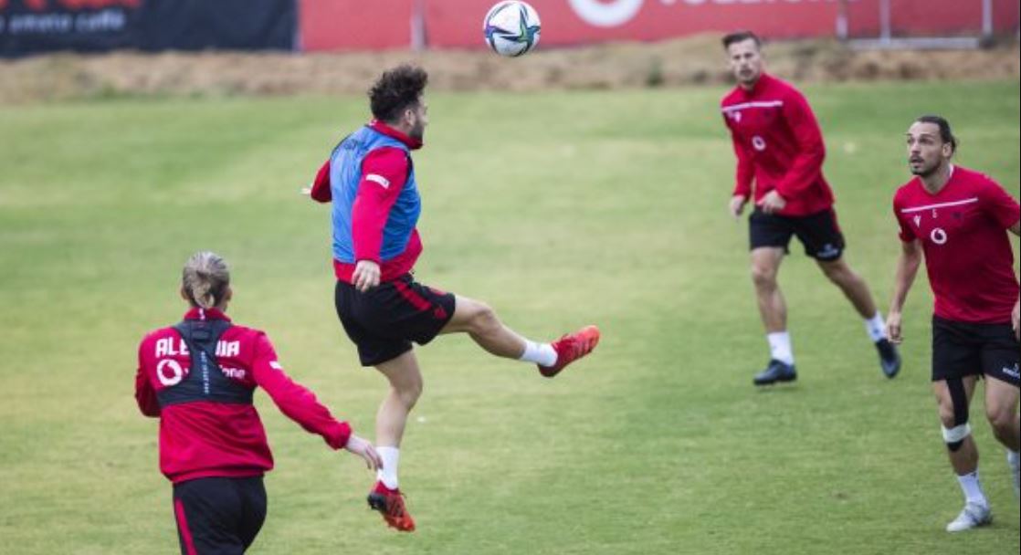 Shqipëria nis përgatitjet me disa mungesa për “finalen” ndaj Polonisë