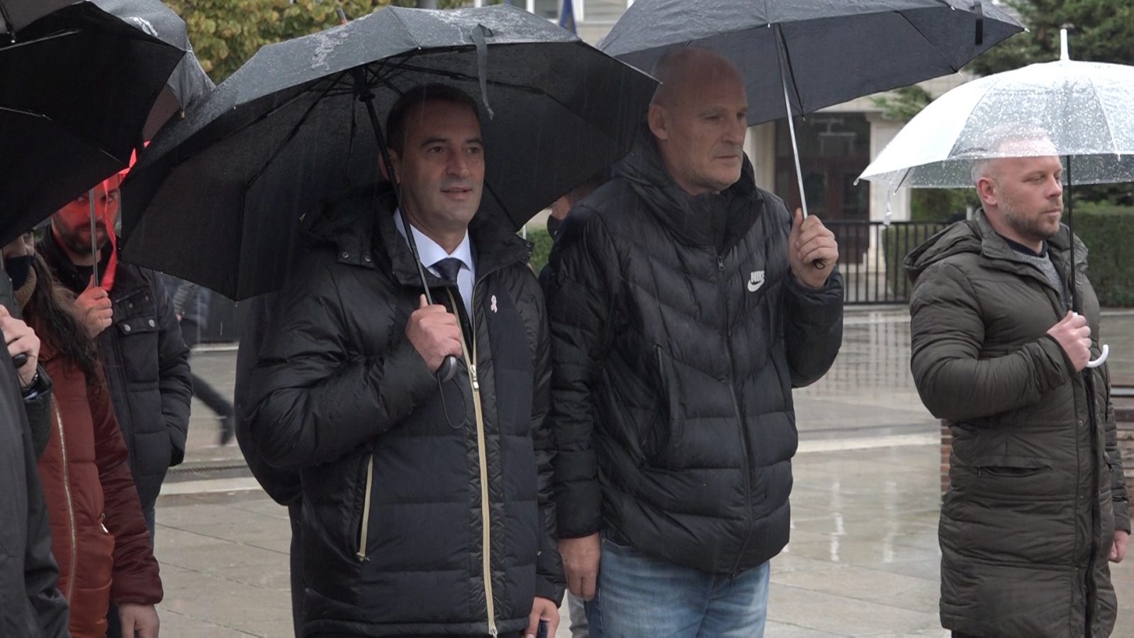 Daut Haradinaj marsh nëpër sheshet e Prishtinës: Ka një mesazh për krejt politikanët