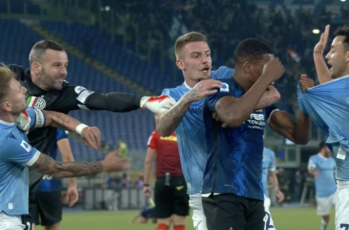 Lazio tregon karakterin, merr tri pikët duke përmbysur Interin