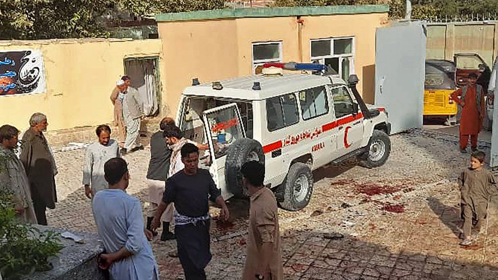 Sulmi vetëvrasës në xhaminë në Afganistan vrau të paktën 50 njerëz