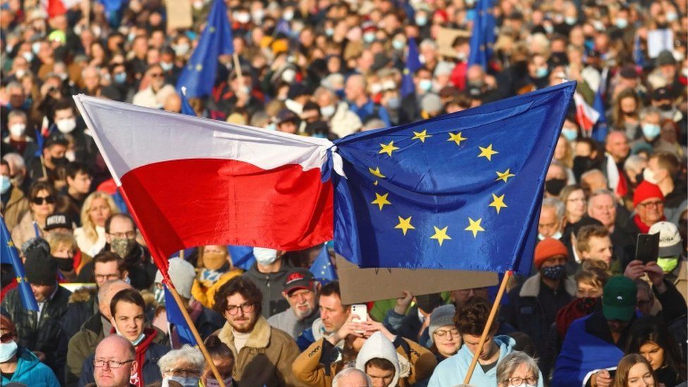 Protesta masive në 100 qytete të Polonisë: Kërkohet mbetja në BE