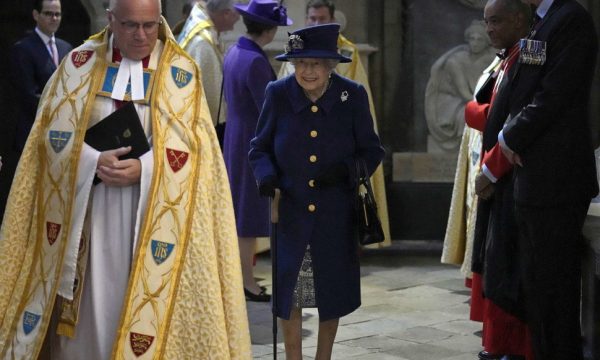 Mbretëresha Elizabeth shfaqet për herë të parë në publik me bastun