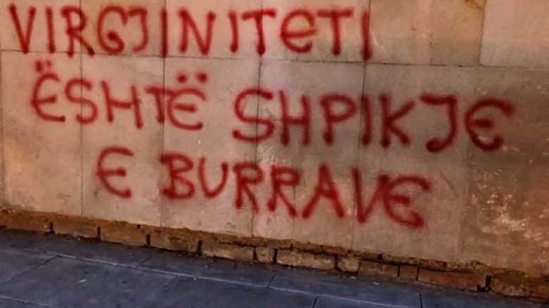 E turpshme: Dënohen nga gjykata aktivistetet për shkrimin e grafiteve feministe në Mitrovicë