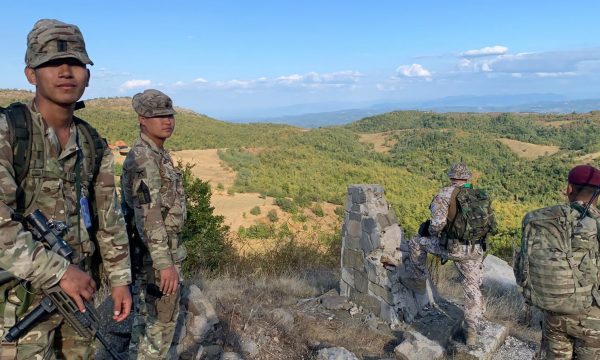 Gazeta serbe përhap panik: Gurkhat me thika të lakuara sërish në Kosovë