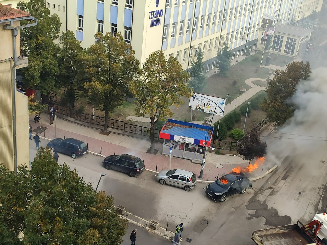 Në Mitrovicë të Veriut bllokohen rrugët, kallet një veturë