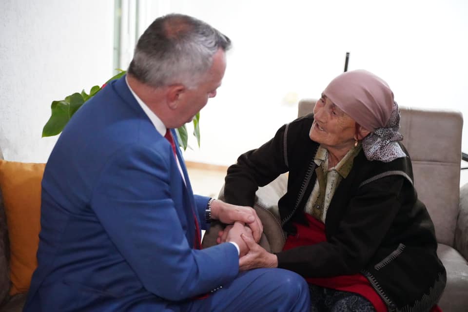 Imri Ahmeti takon 89 vjeçaren e cila u bë dëshmitare në gjykatë ndaj Stanishiqit
