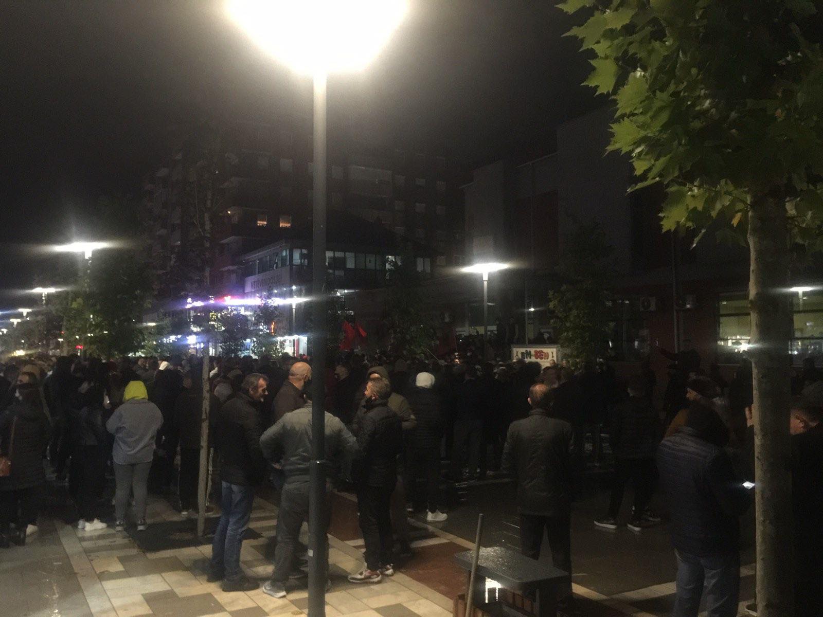 Kurti po mundohet të mbledhë njerëz gjithandej Kosovës për ta mbushur sheshin që dje mbështetësit e LDK-së nuk i zinte