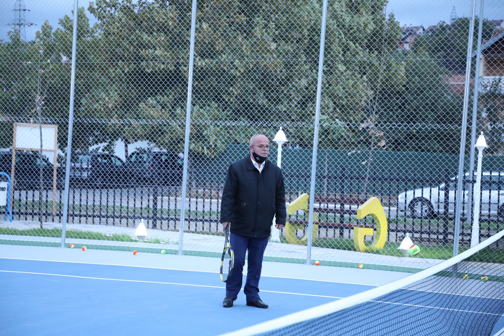 Smajl Latifi përuron fushën e parë të tenisit në Rahovec