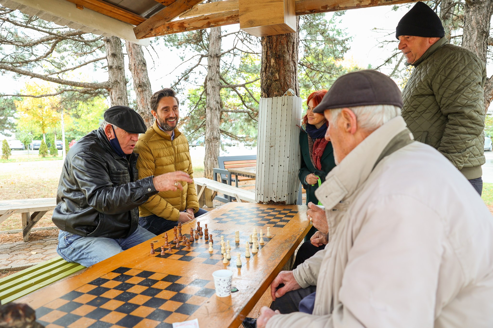 Uran Ismaili mban premtimin ndaj të moshuarve të Ulpianës: Ndreq këndin e tyre të shahut (Foto)