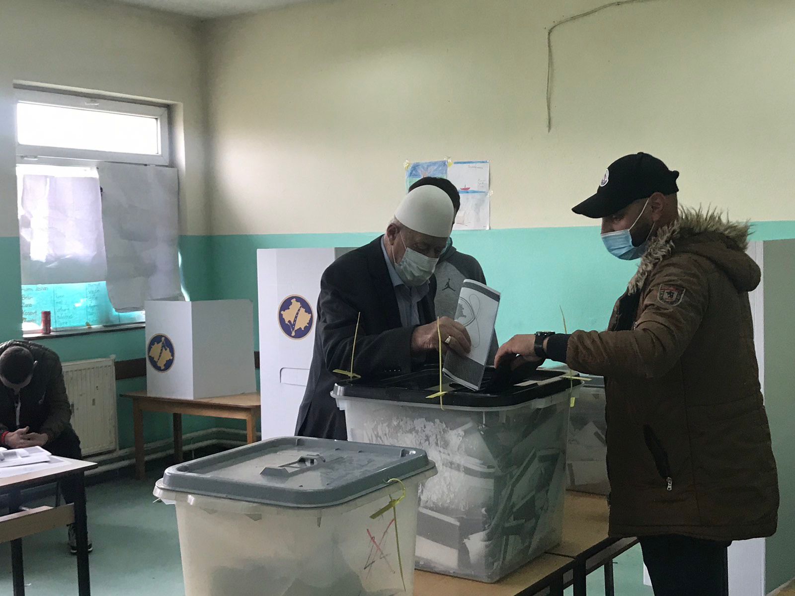 Babai dhe nëna e Hashim Thaçit votojnë në Burojë (Foto)
