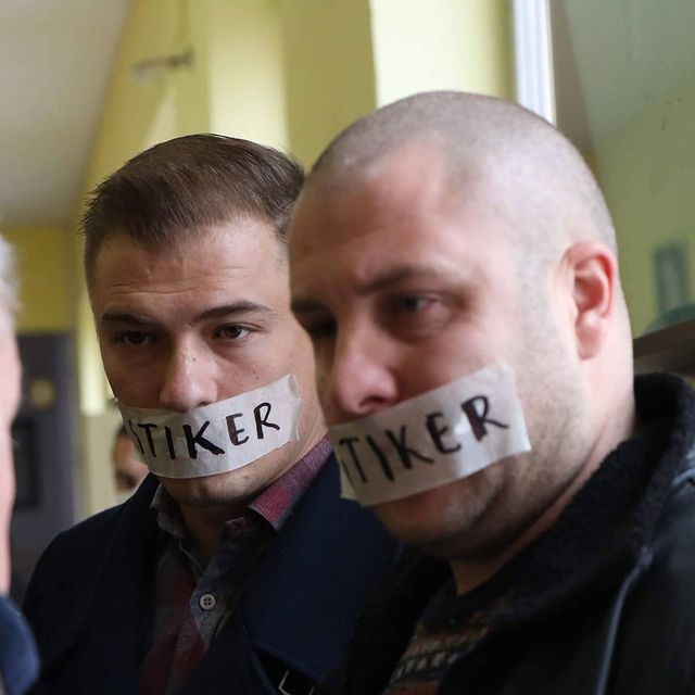 Kandidati serb në Mitrovicë të Veriut shfaqet në qendrën e votimit me stiker në gojë