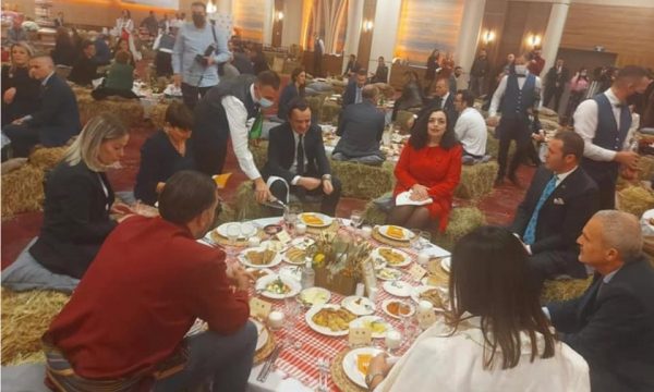 Çka bën i forti, i ligi çuditet: Gastronomët ia qesin fotot Osmanit e Kurtit në darkë
