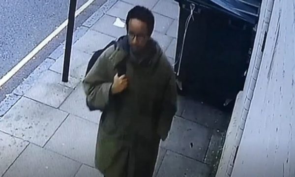 Kapet në kamera personi që dyshohet të ketë vrarë deputetin britanik