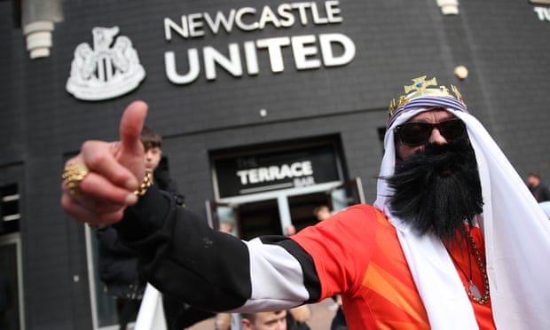 Pronarët e rinj skandalozë: Newcastle iu tregon fansave se si të vishen në stadium
