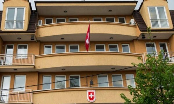 Ambasada e Zvicrës në Kosovë fton qytetarët që të dalin të votojnë: Zëri juaj ka rëndësi