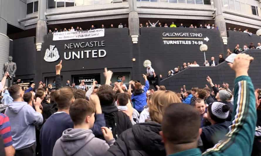 Sheikët e Newcastle në aksion – synojnë ish-trajnerin e Chelsea