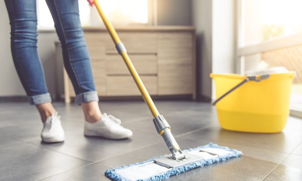 Gruaja nga Lipjani rrëzohet duke e pastruar shtëpinë, pëson lëndime të rënda