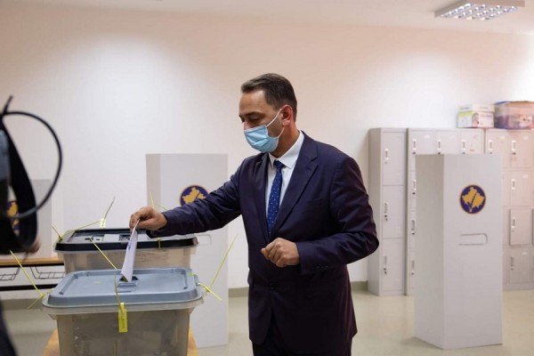 ​Fadil Nura voton: Procesi zgjedhor të kalojë i qetë