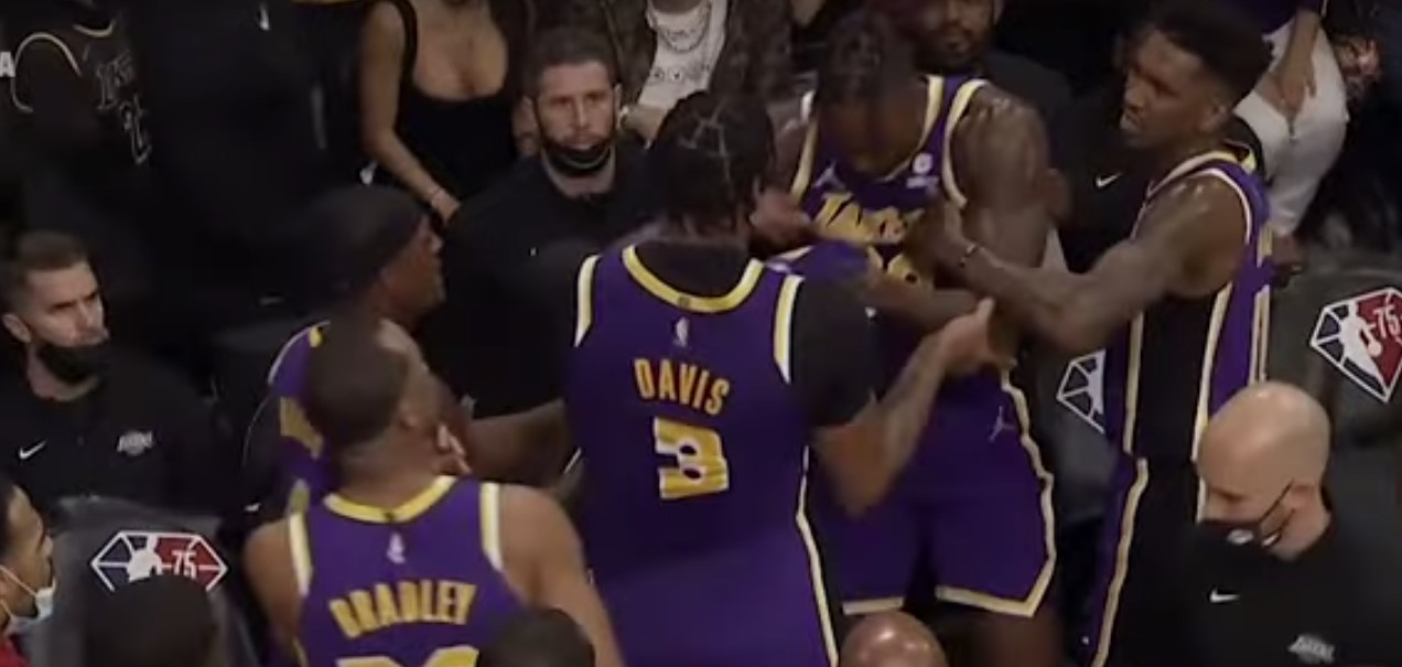 Dy yjet e La Lakers për pak sa nuk e grushtojnë njëri-tjetrin: Momenti kur eskalon situata në mes të ndeshjes