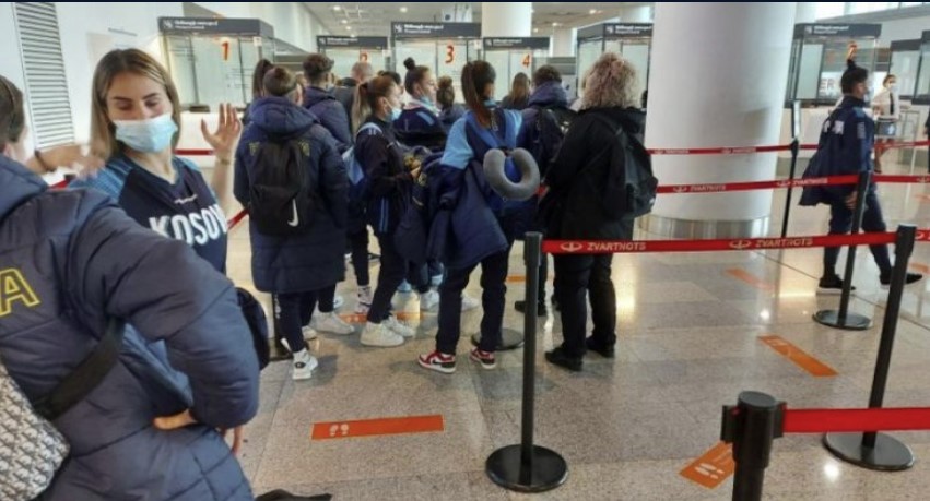 Armenët malltretojnë Kombëtaren e grave: Mbi një orë pritje për t’u futur në kryeqytetin armen