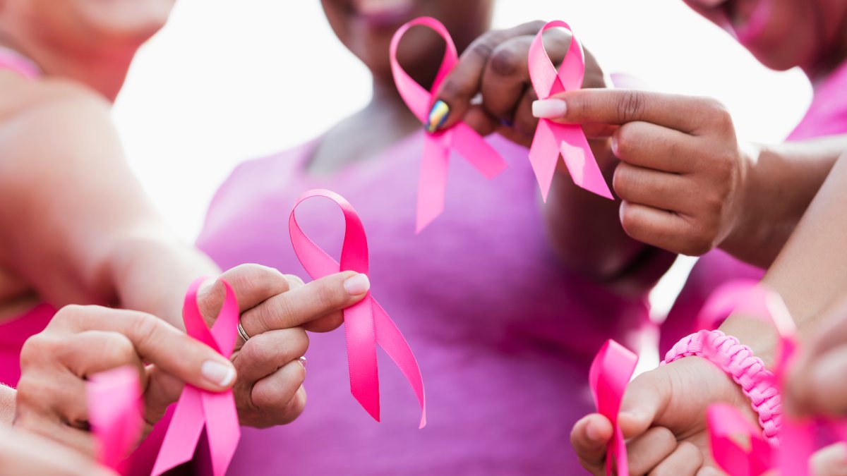 Cilat janë shenjat paralajmëruese të kancerit të gjirit, te burrat dhe gratë