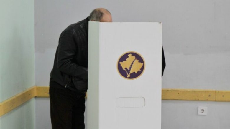 Një person ka fotografuar votën në një qendër të votimit në Prizren