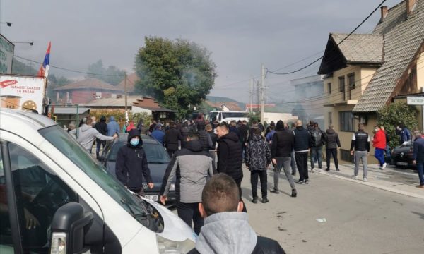 Disa zyrtarë policorë dërgohen në Spitalin e Mitrovicës pas aksionit në veri