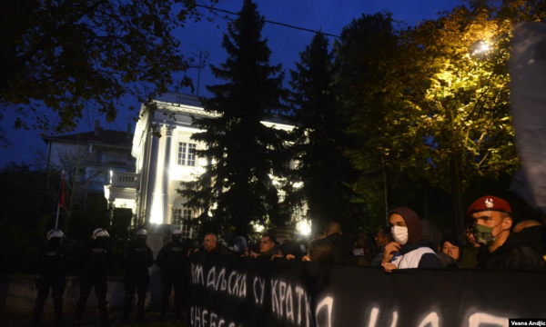 Protestues serbë me thirrje “Kosova është zemra e Serbisë” përpara ambasadës së Shqipërisë atje