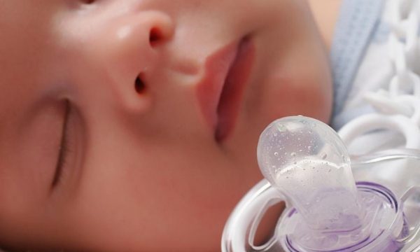 Studimi: Shqetësuese sasia e grimcave plastike në trupat e foshnjave