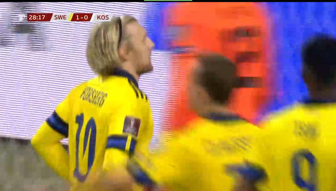 27 minuta: Suedia shënon një gol, tifozët e saj indimidues në Stockholm