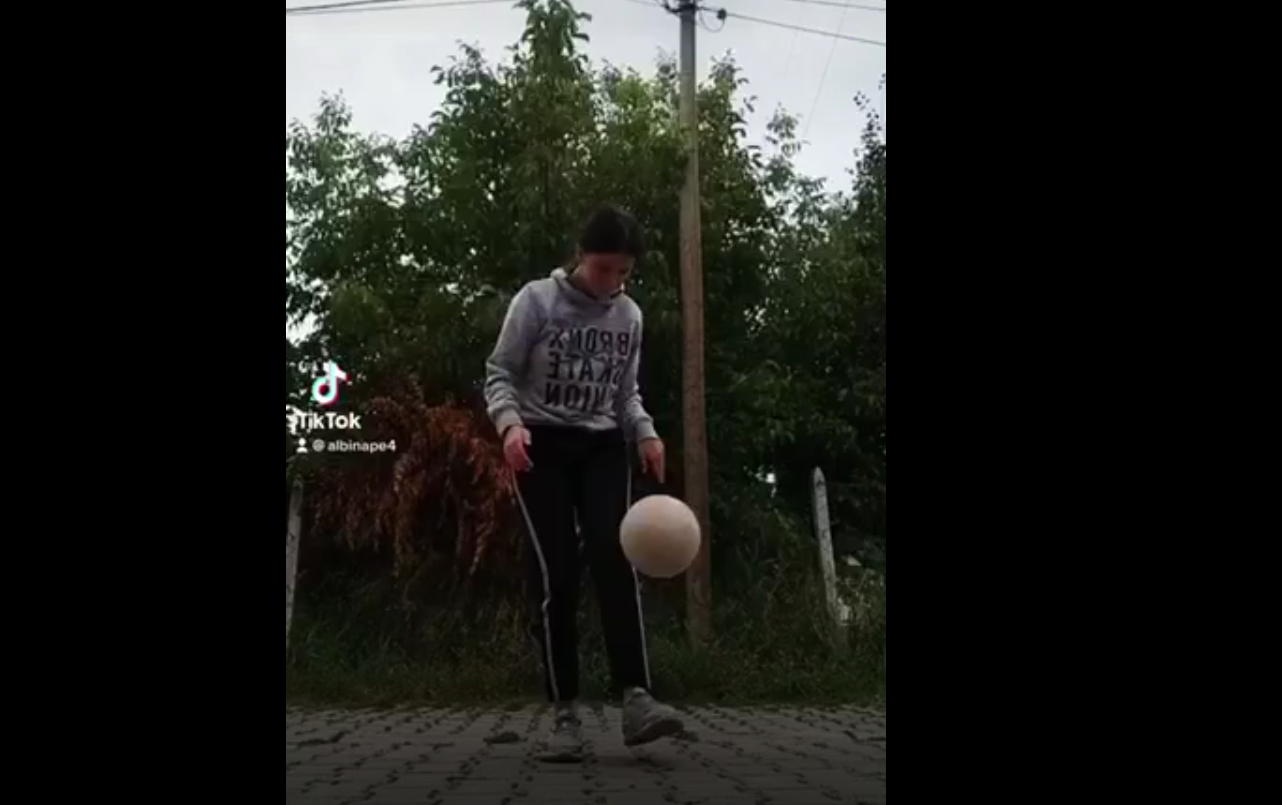 16 vjeçarja nga Mitrovica lë të gjithë gojëhapur me teknikën e saj me topin (Video)