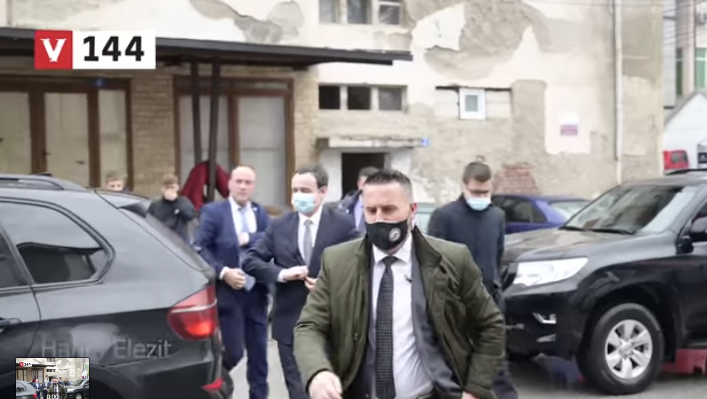 Hani i Lumezit: Albin Kurti për fushatë me xhipa të zi ‘bllokon’ qytezën sa troha