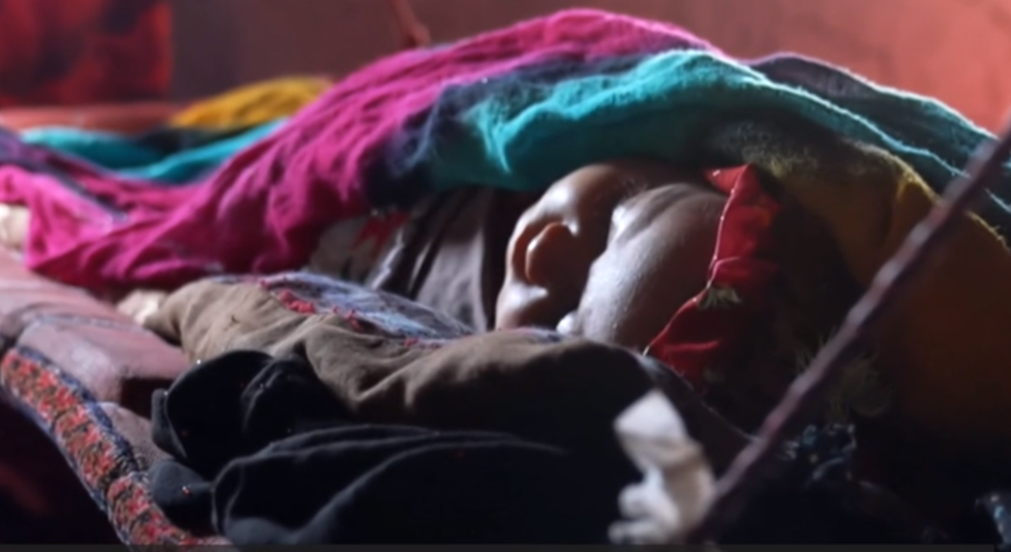 Harrojini çmimet në Kosovë, Afganistani edhe më keq: Familja pa bukë shet fëmijën për 500 dollarë (Video)