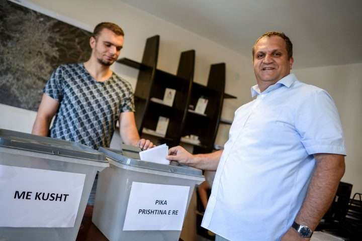 E trishtë: Shpend Ahmeti voton thjesht si qytetar, në mungesë të gazetarëve shkruan në FB
