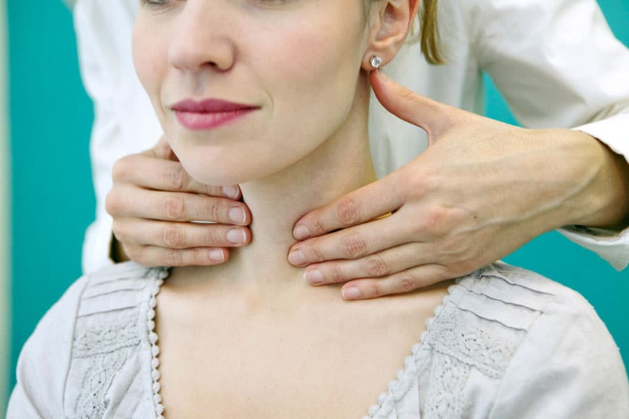 Simptomat që tregojnë se keni probleme me tiroiden & një test që mund ta bëni në shtëpi
