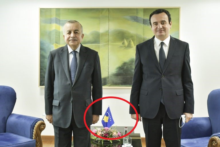 Takimi Kurti-UNMIK: Shefi i Unmikut preu flamurin e Kosovës nga fotografia me kryeministrin