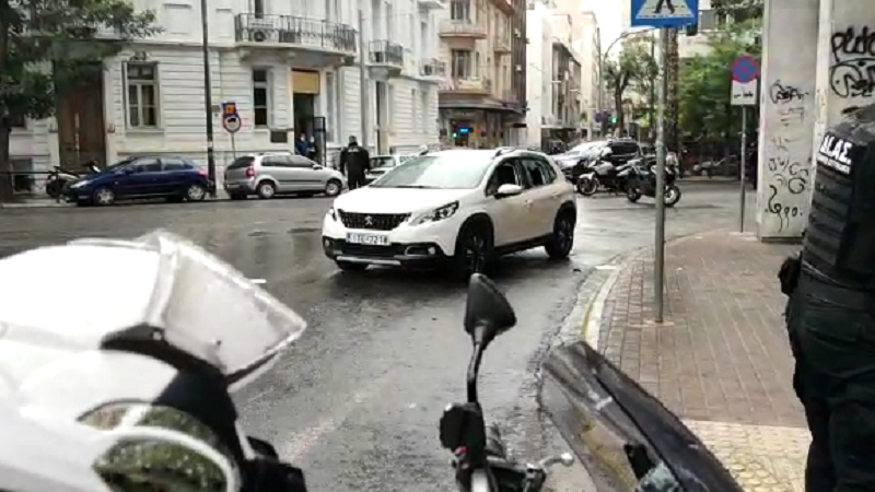 Të shtëna me armë në qendër të Athinës, plagoset një polic dhe një shqiptar