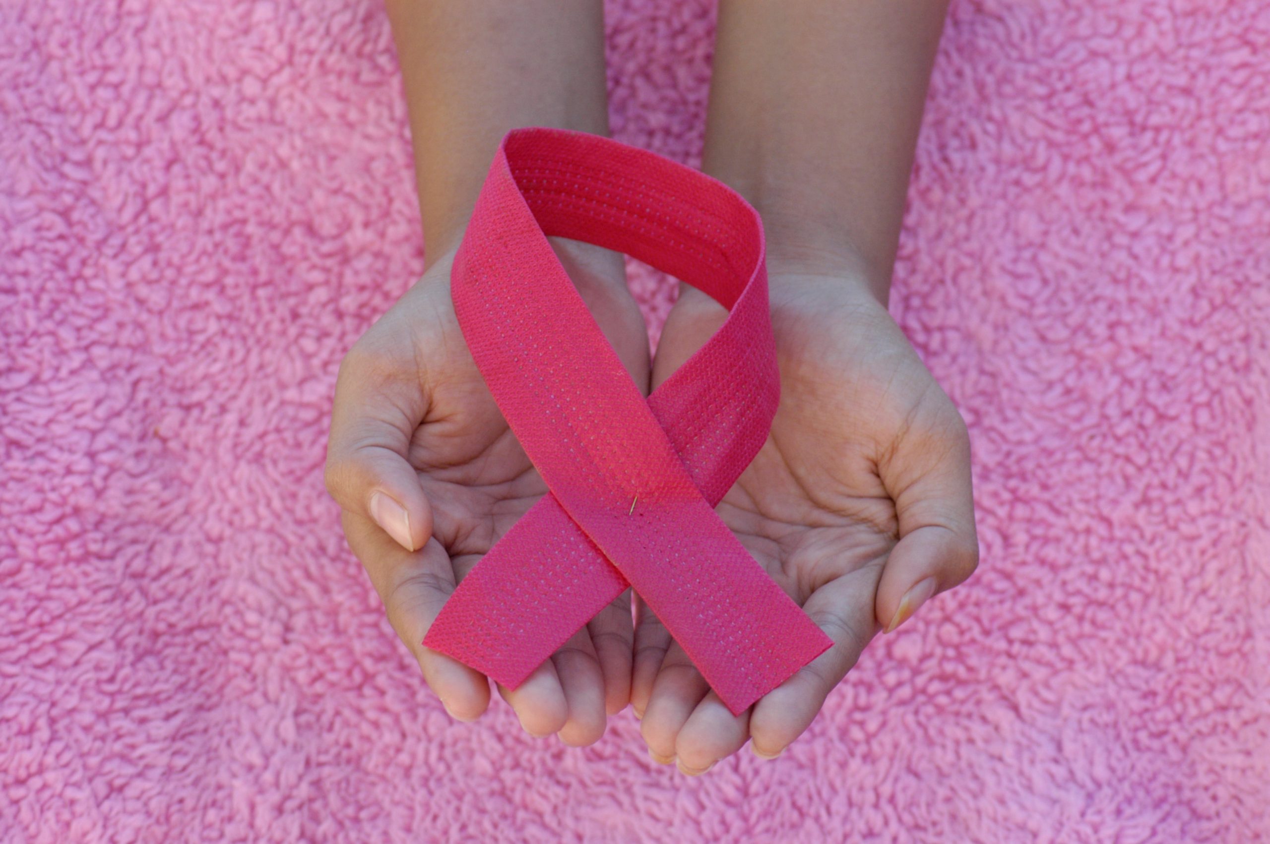 Cilët janë faktorët e njohur të rrezikut për kancerin e gjirit?