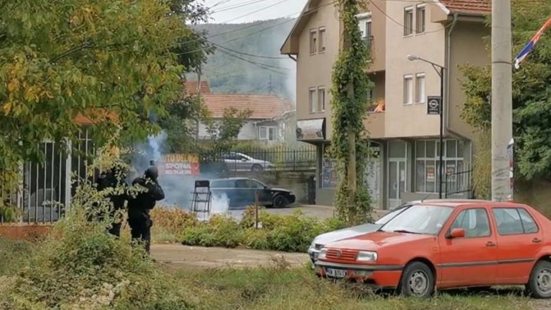 Thërret Leposaviqi o Zveçan: Vazhdion aksioni policor, tensione në Zveçan