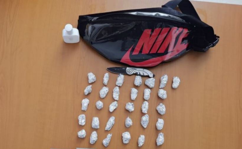 Arrestohet 21-vjeçari në Pejë, policia ia gjeti 31 qese të vogla marihuanë