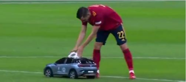 Fansat të ngazëllyer derisa vetura me telekomandë sjell topin për ndeshjen Itali-Spanjë