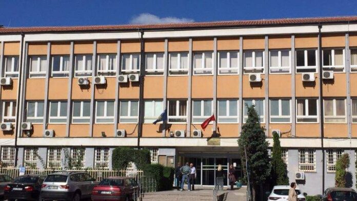 SKANDALI: Gjyqtarja Zatriqi i jep dënim qesharak personit që dhunoi 15 vjeçaren
