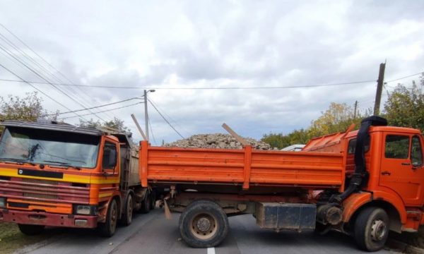 Serbët bllokojnë rrugën Prishtinë – Rashkë