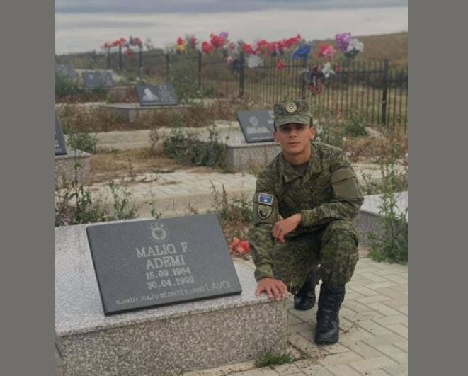 I biri me uniformë të FSK’së i shkon te varri babait: Kosovë t’u shtua edhe një ushtar nga gjaku i një dëshmori