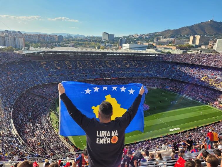 ‘Liria ka emër’: Gazetari i Periskopit shkon viral nga ‘Camp Nou’ por doli i zhgënjyer nga stadiumi pas asaj që ndodhi