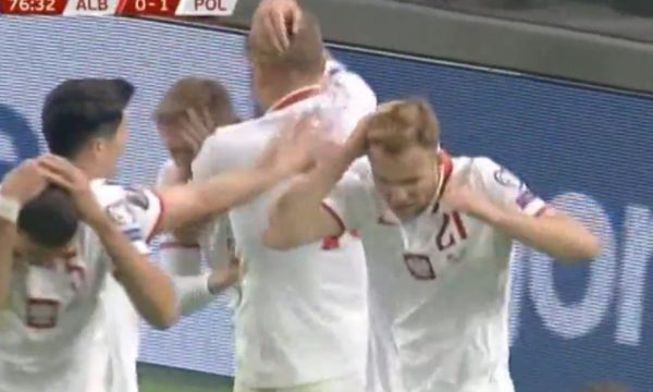 Momenti kur futbollistët e Polonisë goditen me shishe nga shqiptarët